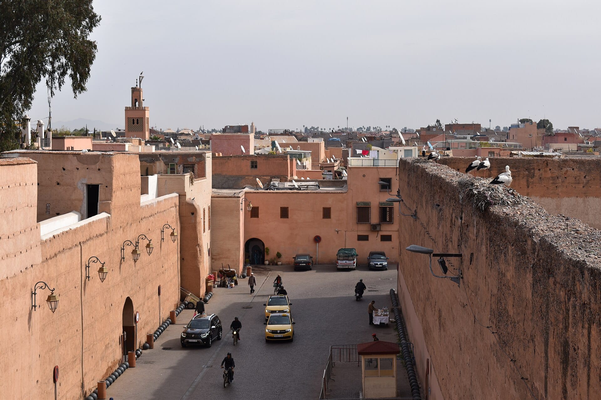 Toits et remparts ocre du quartier de la Kasbah à Marrakech