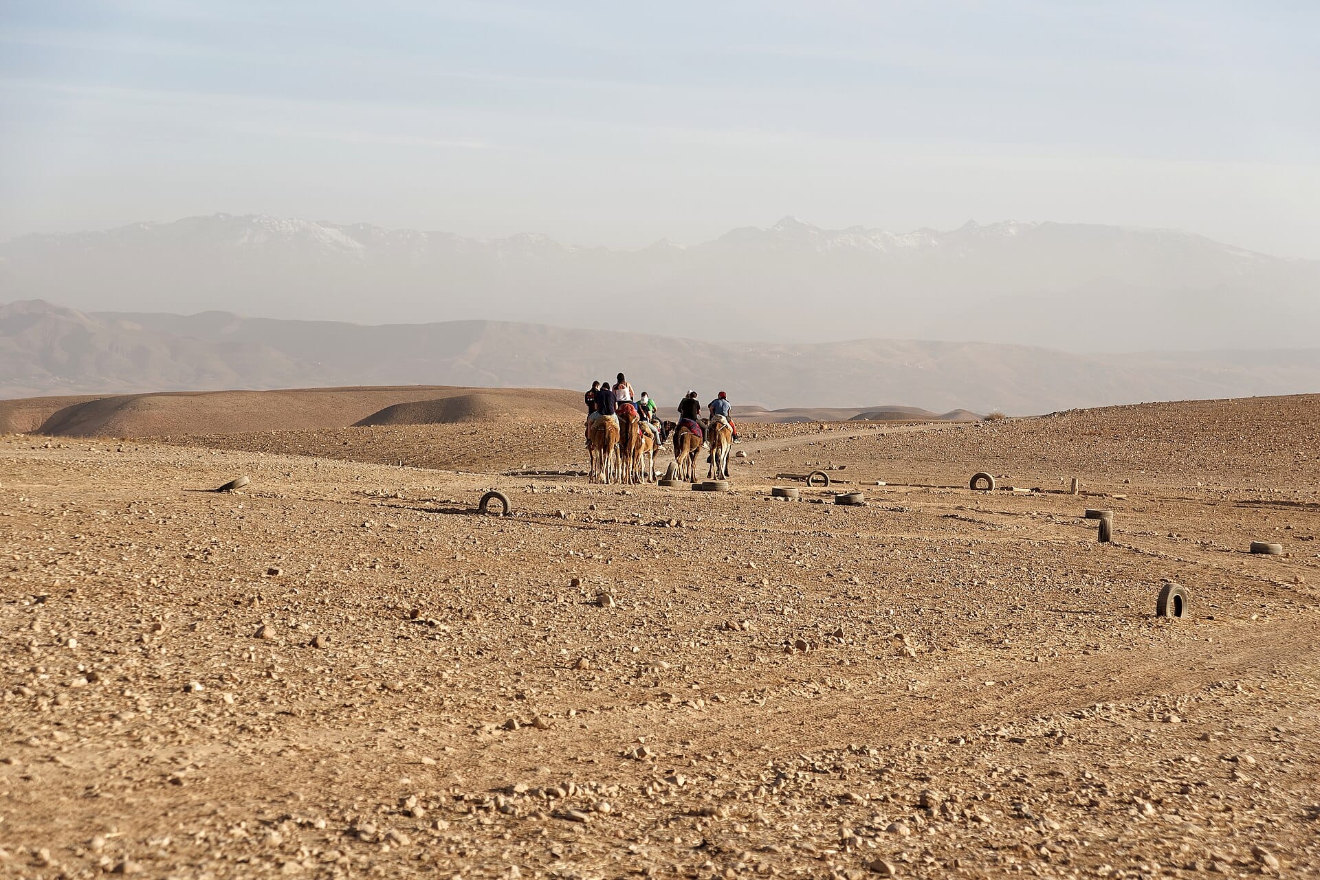 Paysage du désert de pierres d'Agafay avec l'Atlas enneigé