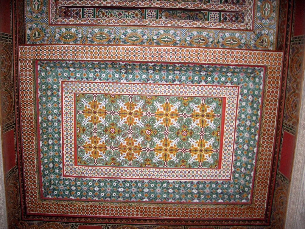 Zellige et bois peint, décor des hammams et riads