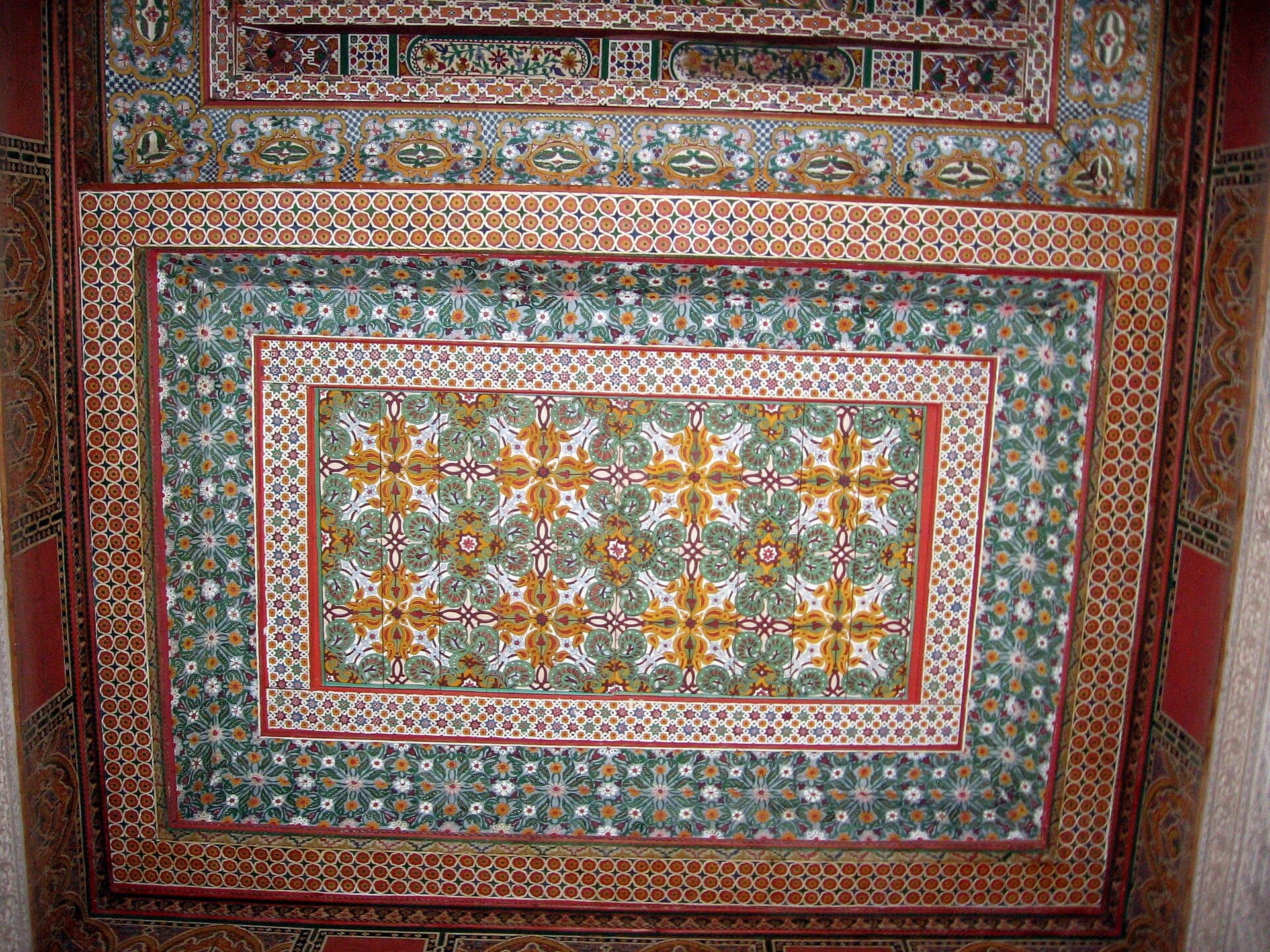Zellige y madera pintada, decoración de hammams y riads