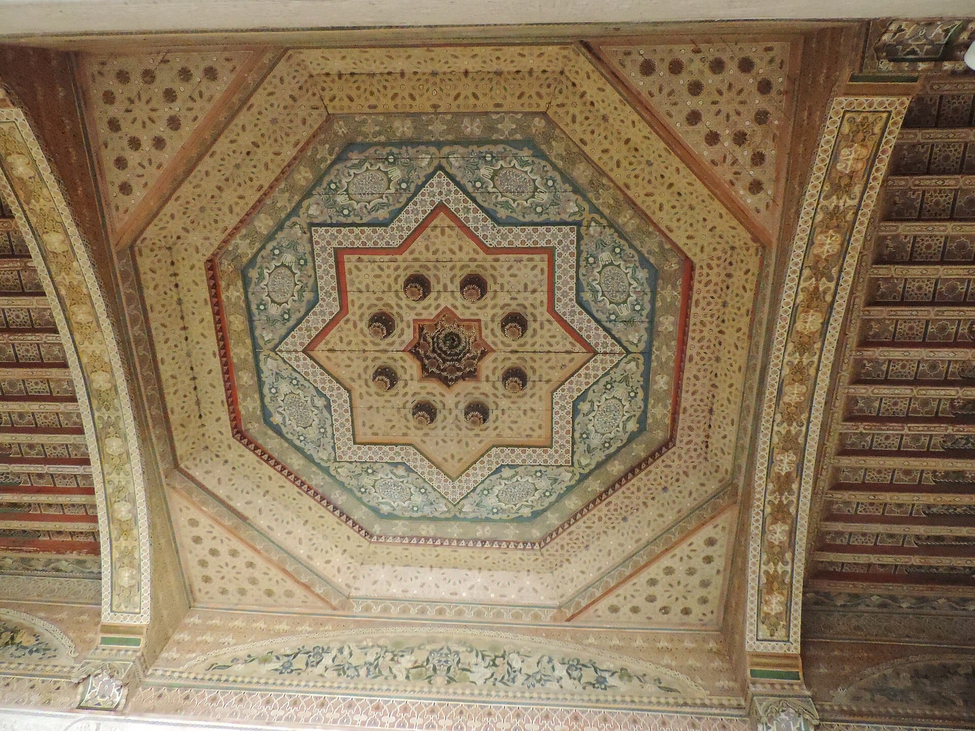 Techo pintado y zellige del palacio de la Bahía en Marrakech