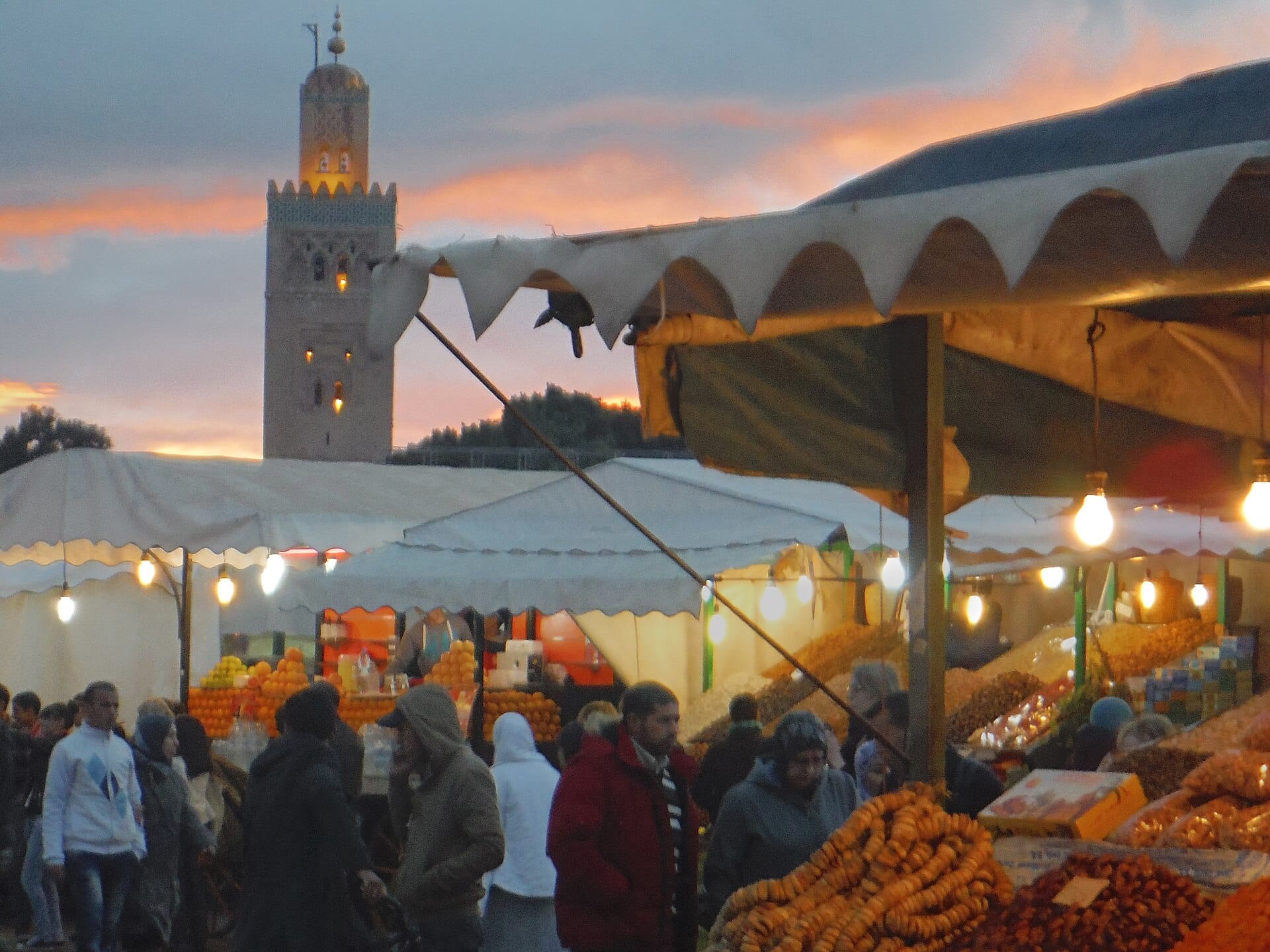 Plaza Jemaa el-Fna animada en Marrakech