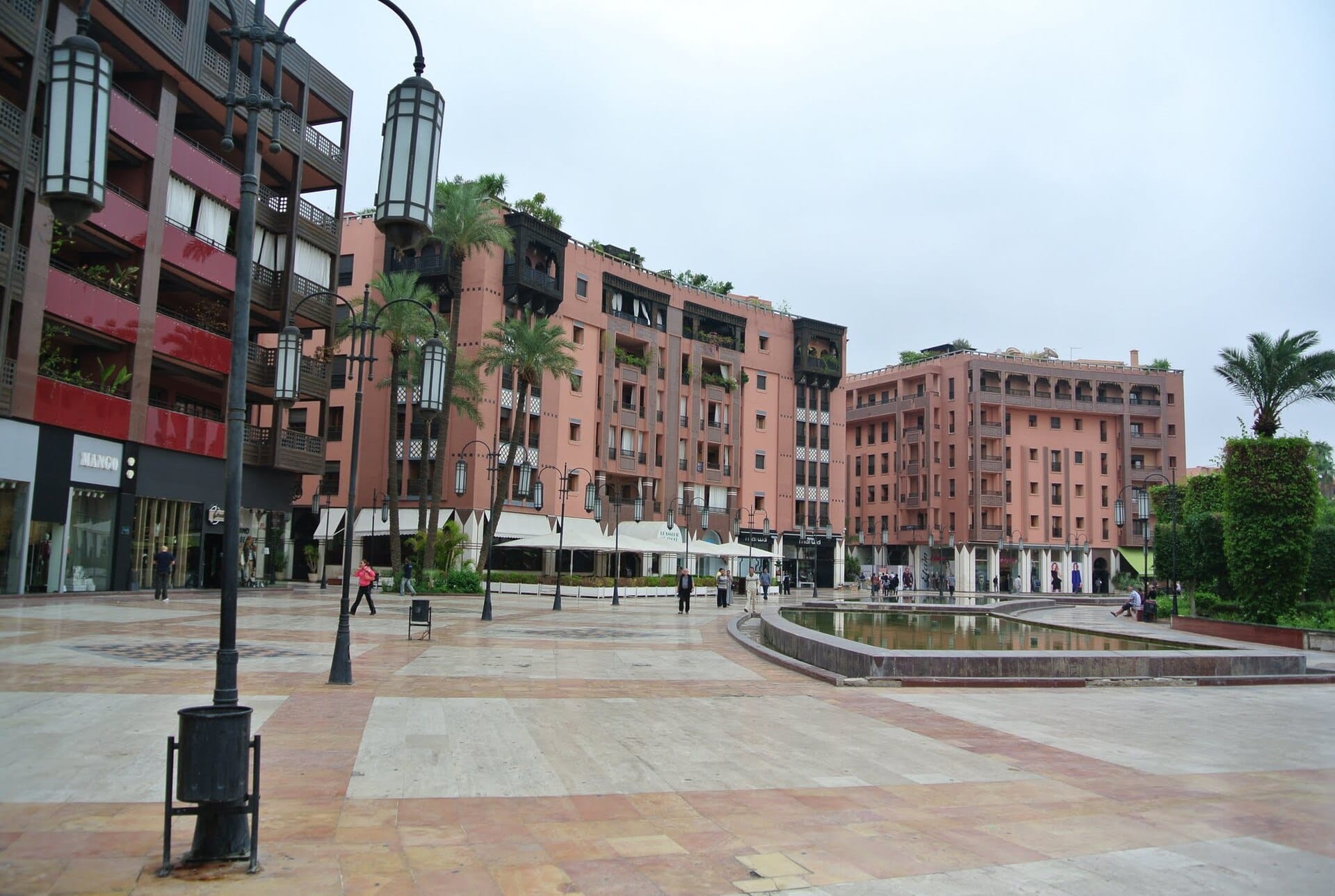 Place moderne avec commerces et cafés à Guéliz, Marrakech