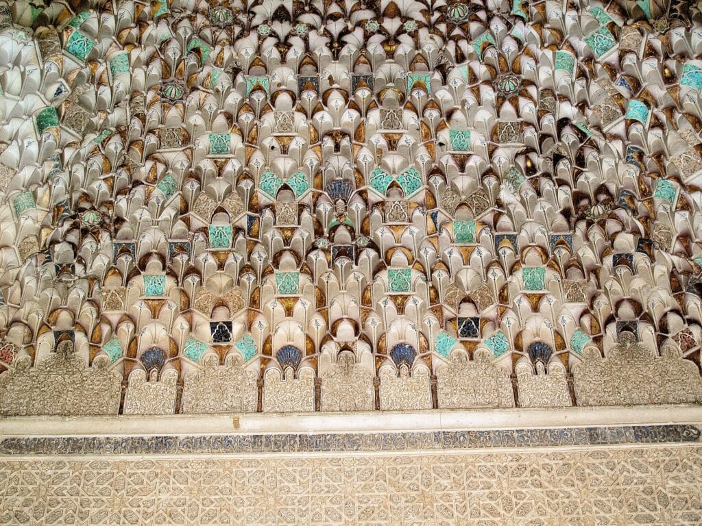 Voûte en muqarnas ornée des tombeaux saâdiens de Marrakech
