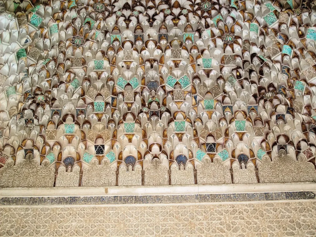 Voûte en muqarnas ornée des tombeaux saâdiens de Marrakech