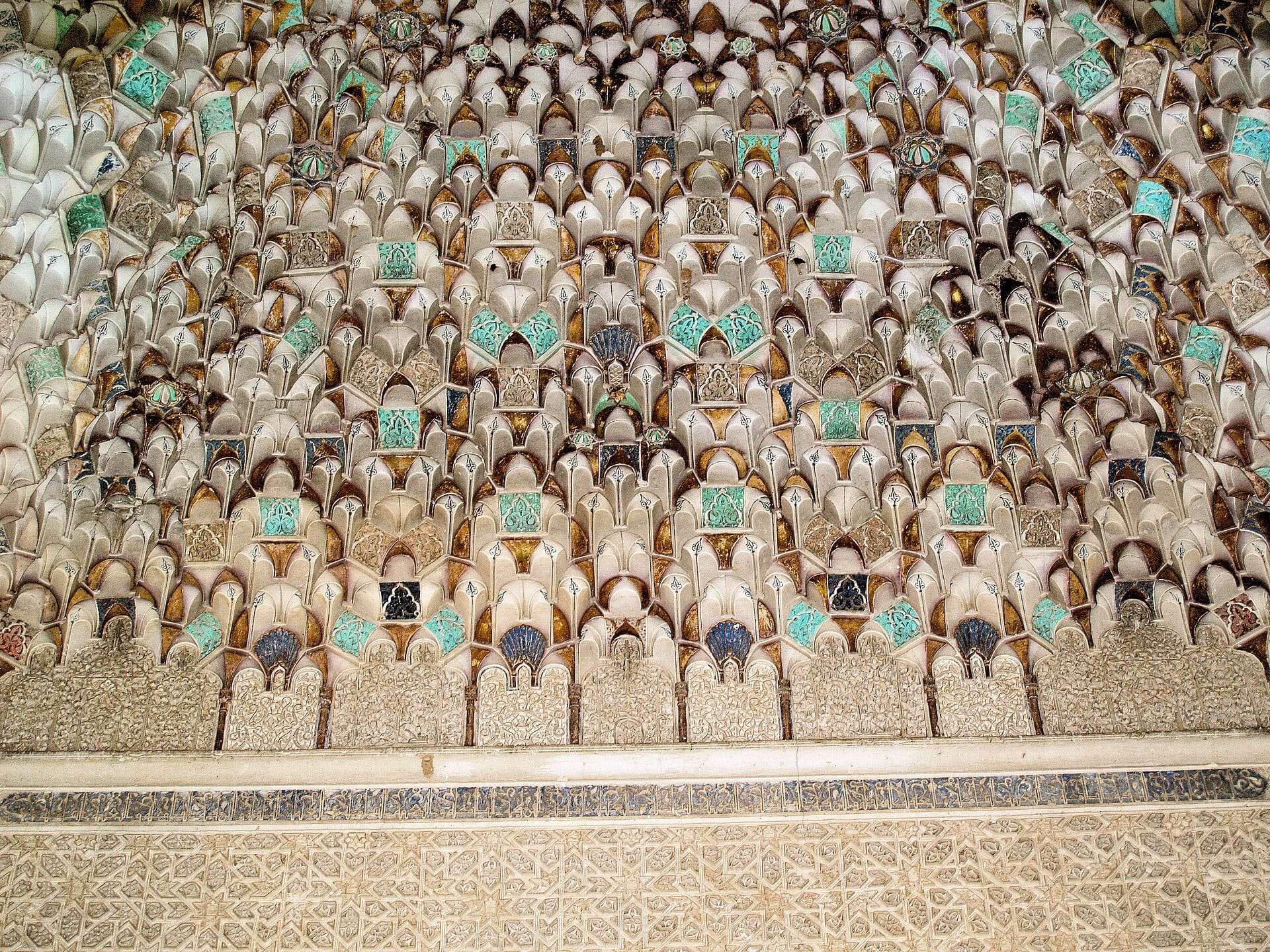 Bóveda de mocárabes decorada de las tumbas saadíes de Marrakech