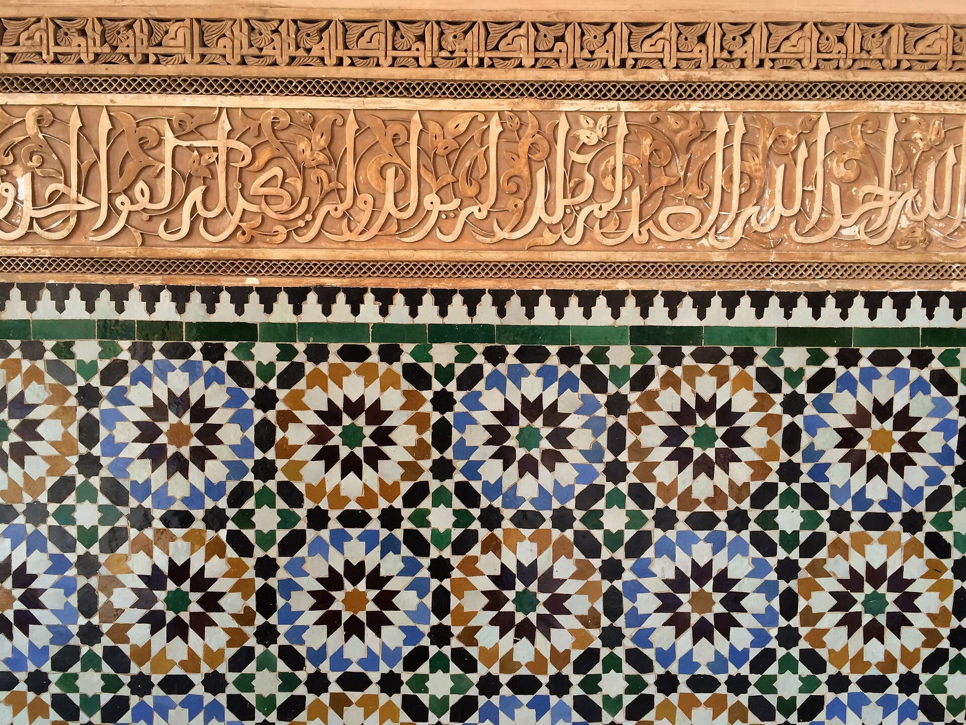 Zelliges géométriques de la médersa Ben Youssef