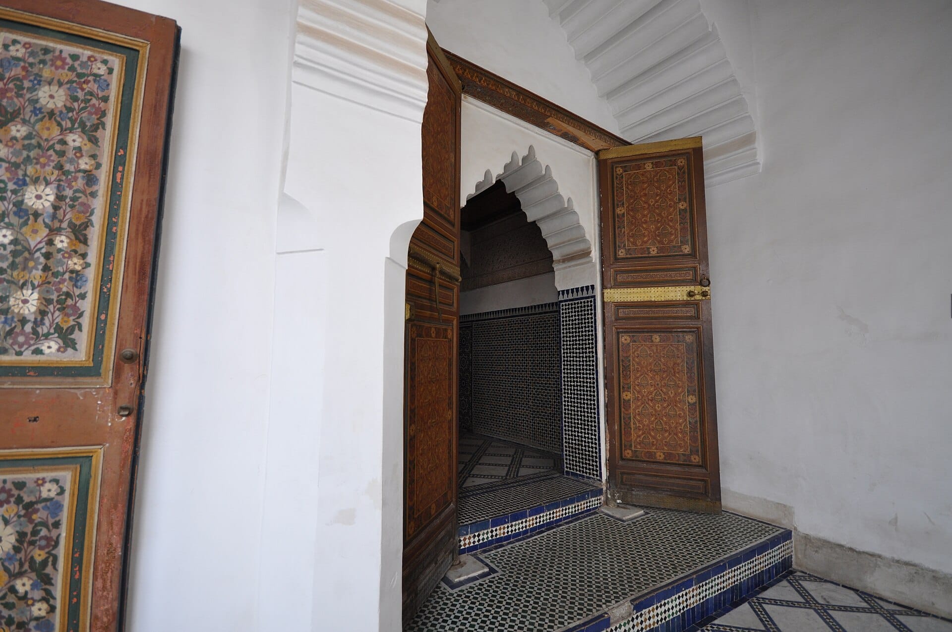 Porte sculptée et niche en zellige du palais de la Bahia