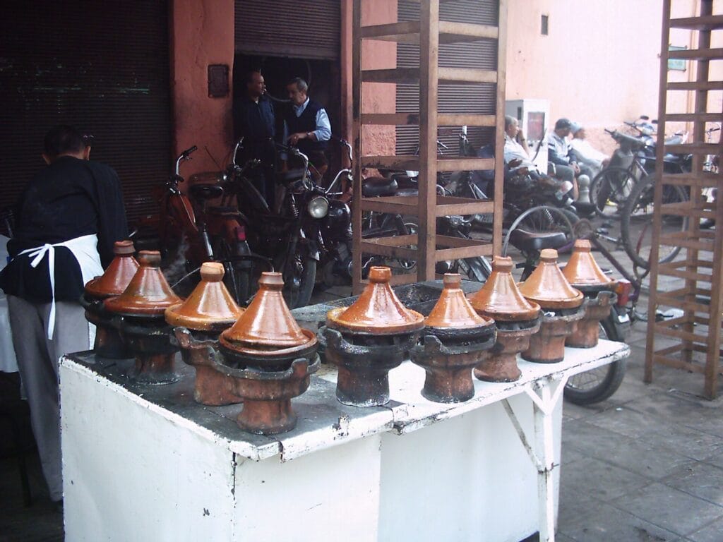 Tajines en cuisson, plat emblématique des cours de cuisine à Marrakech