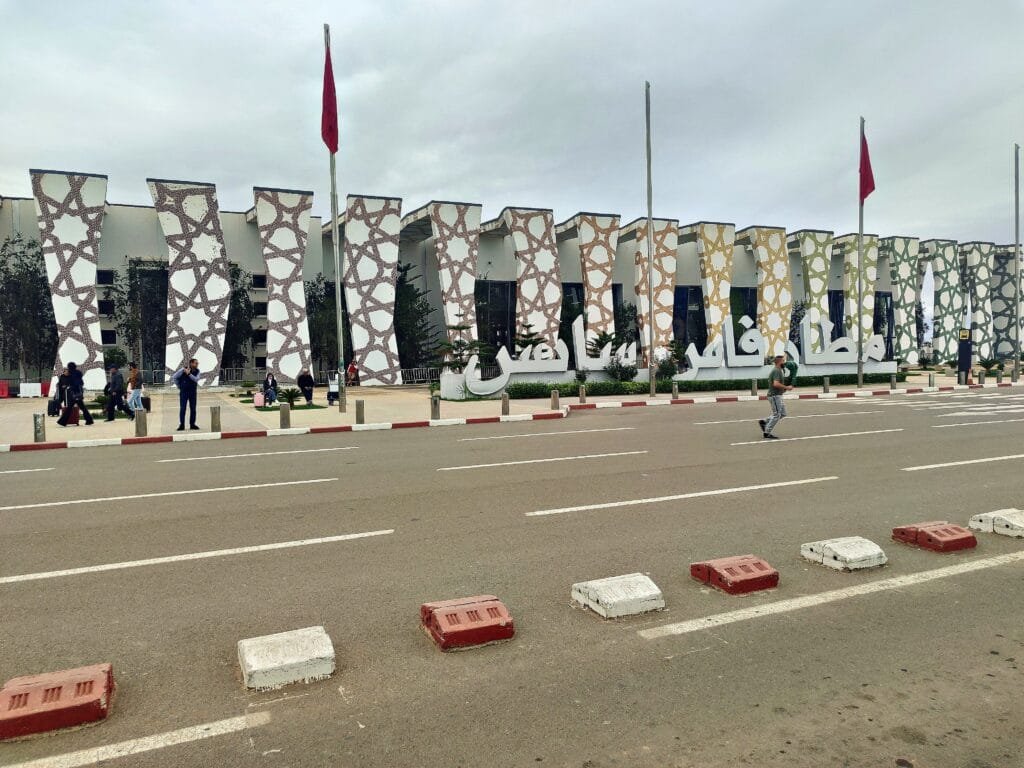 La façade en zellige de l'aéroport de Fès-Saïss