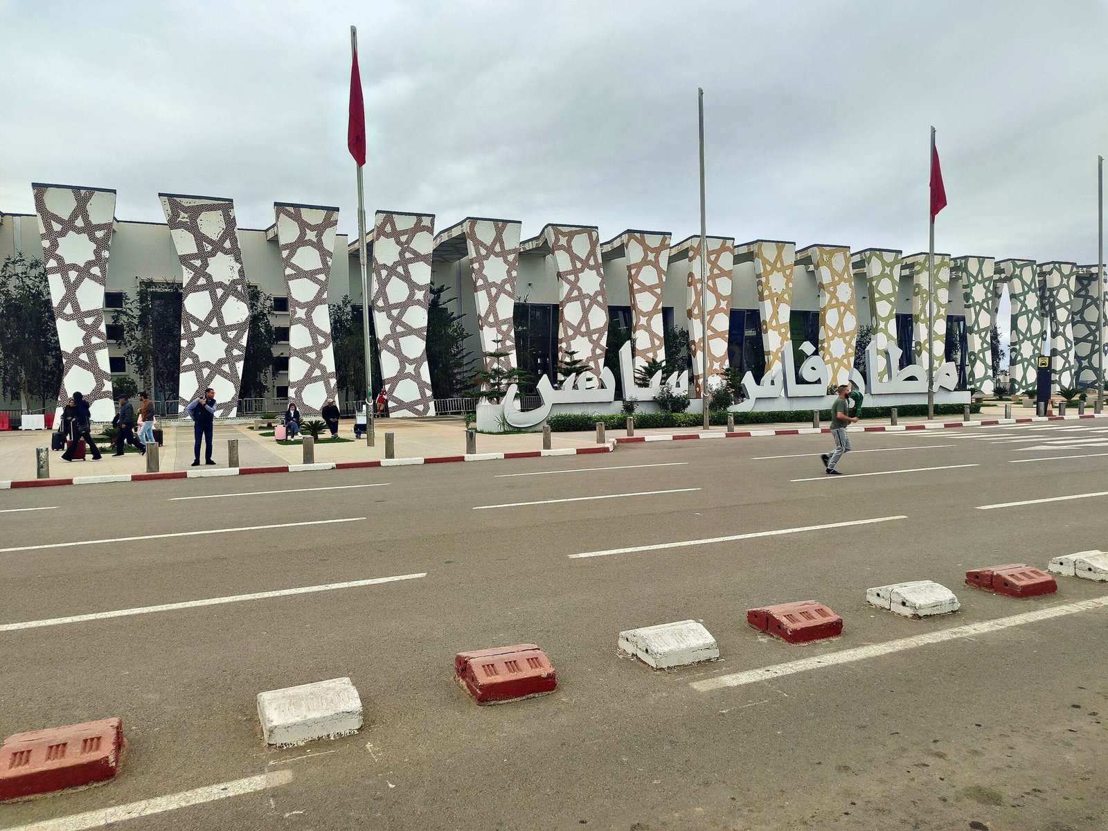 La façade en zellige de l'aéroport de Fès-Saïss