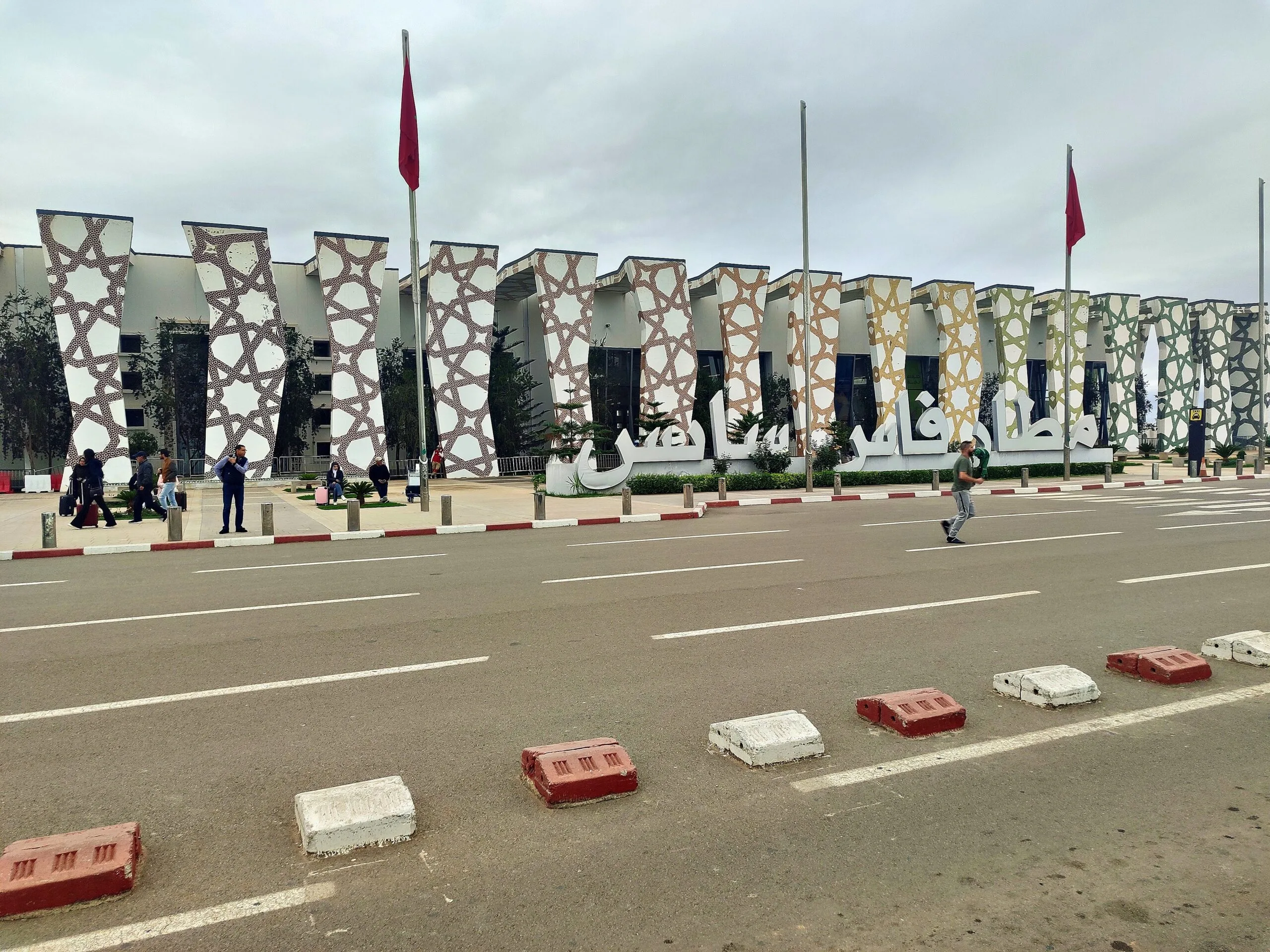 La façade en zellige de l'aéroport de Fès-Saïss