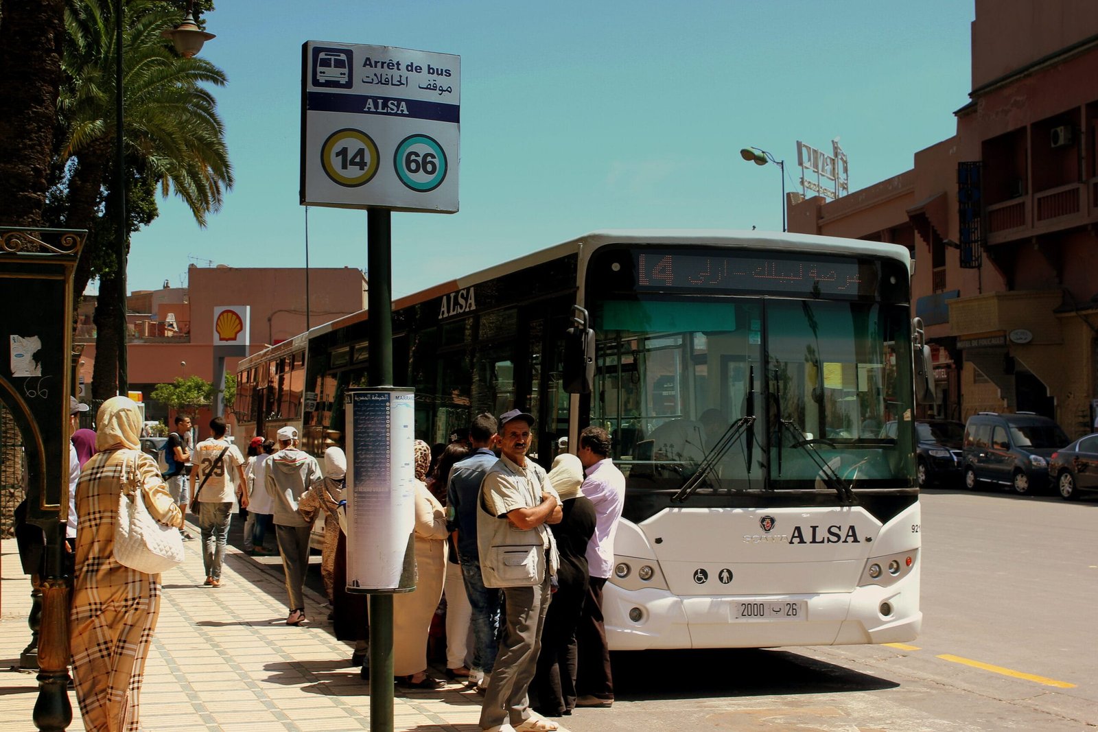 Un bus urbain Alsa à un arrêt sur la place Jemaa el-Fna