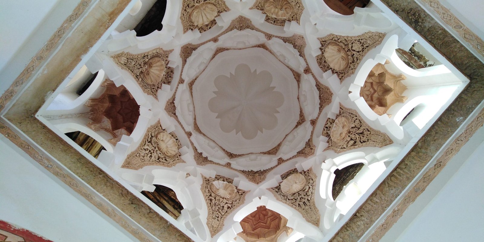 Coupole sculptée de la Koubba Almoravide à Marrakech