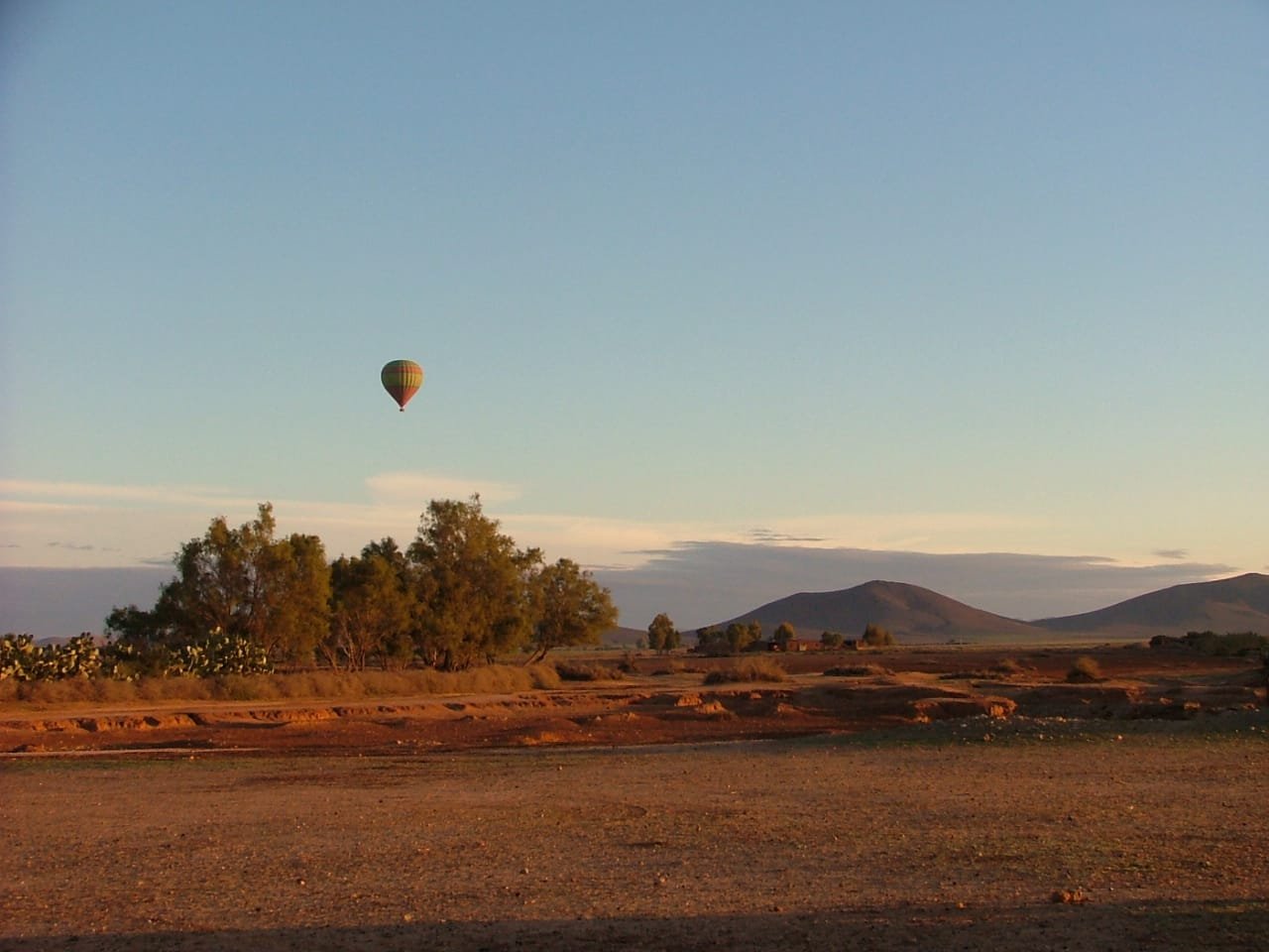 Montgolfière survolant la campagne près de Marrakech au lever du jour