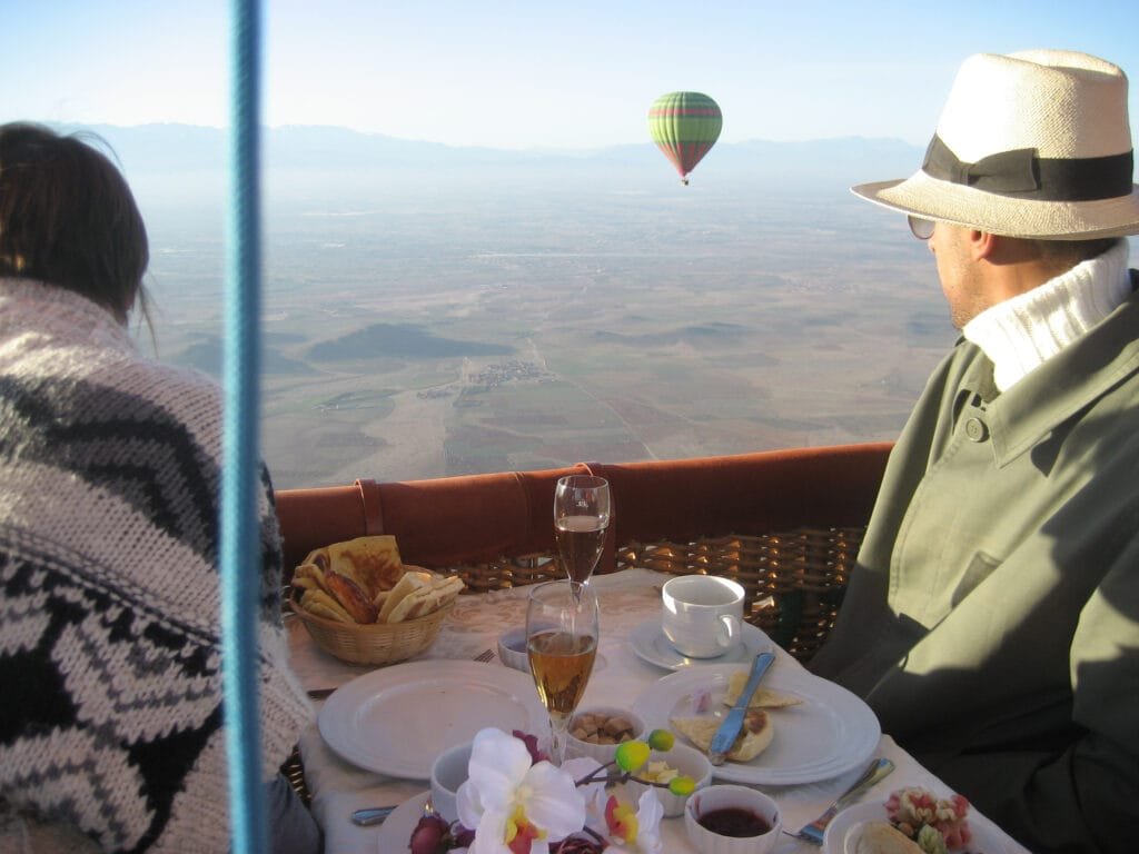 Montgolfière en vol au-dessus de Marrakech au lever du soleil