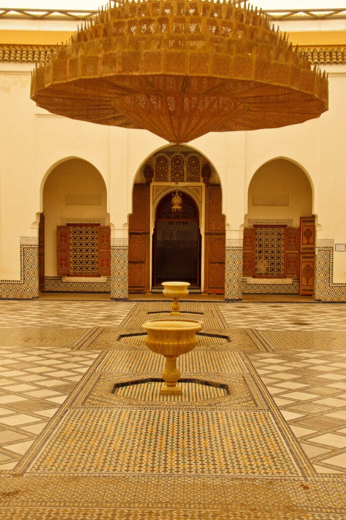 Patio central et lustre monumental du Musée de Marrakech (Dar Menebhi)