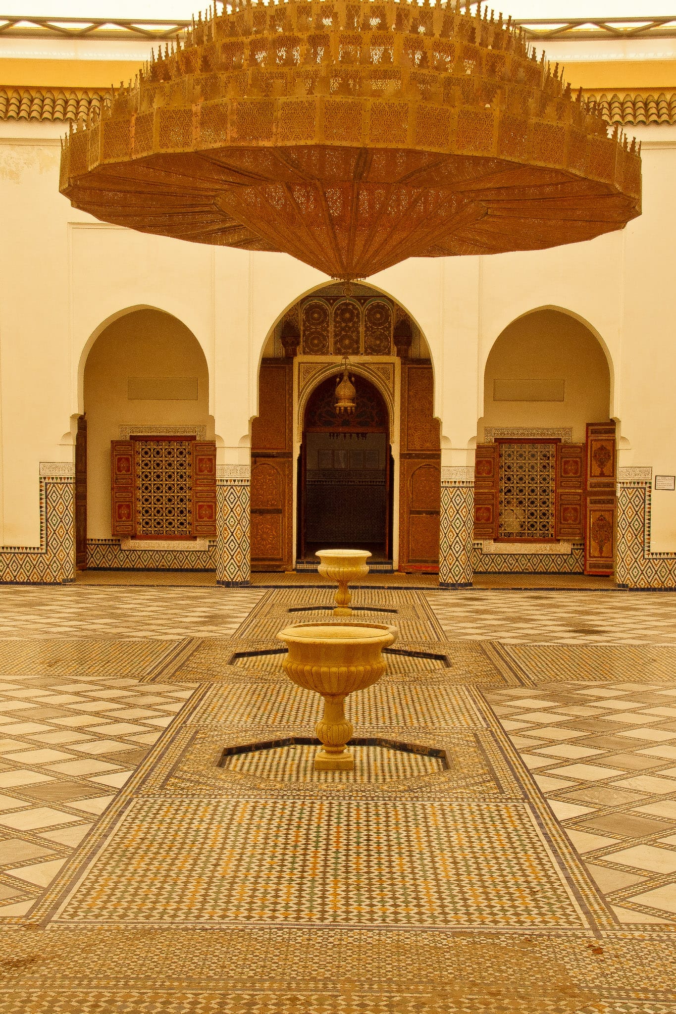 الصحن المركزي والثريّا الضخمة في متحف مراكش (دار المنبهي)