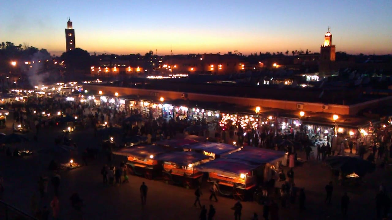 Étals de nourriture de la place Jemaa el-Fna à Marrakech