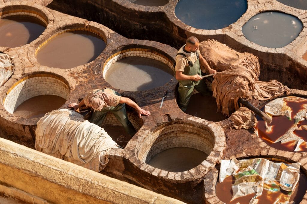 Les tanneries Chouara à Fès, avec leurs cuves de teinture colorées
