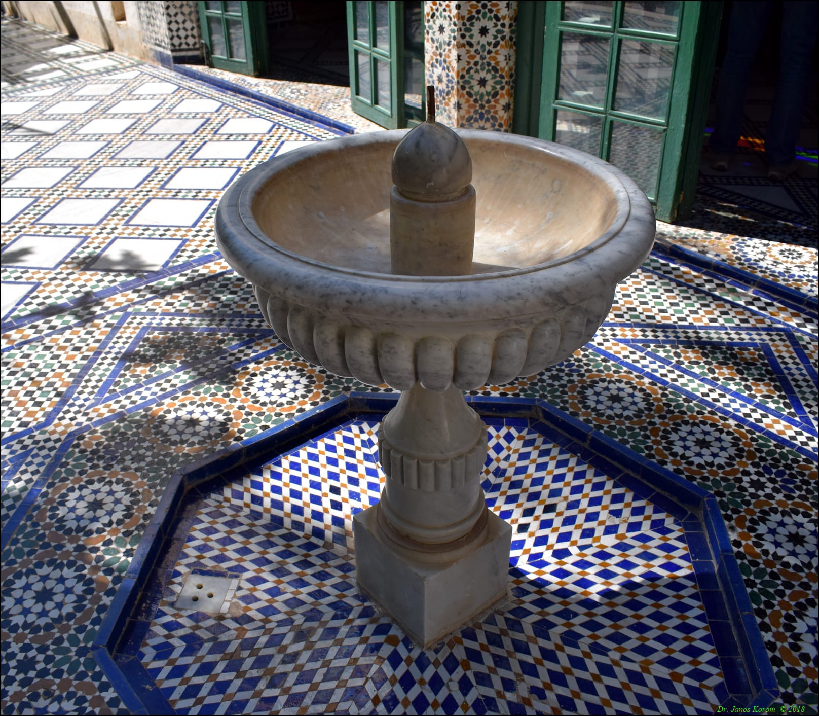 Cour en marbre et zellige du palais de la Bahia à Marrakech
