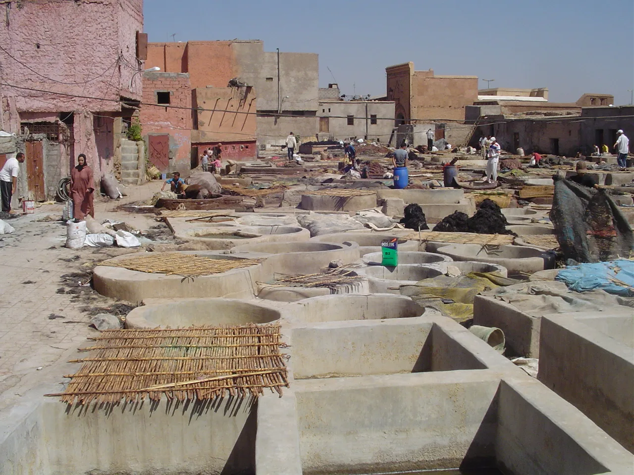 Cuves d'une tannerie traditionnelle à Marrakech