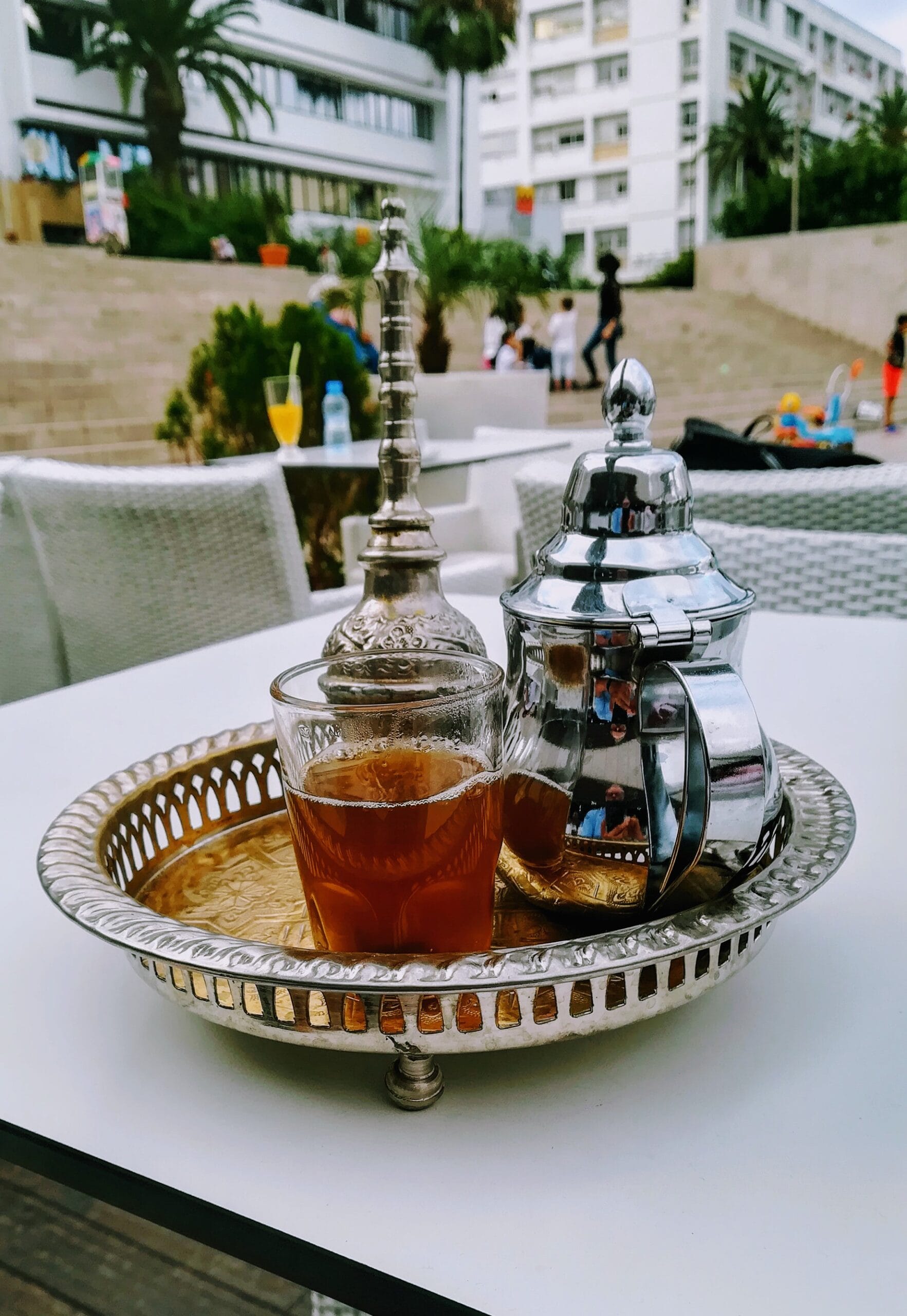 Thé à la menthe marocain servi sur un plateau
