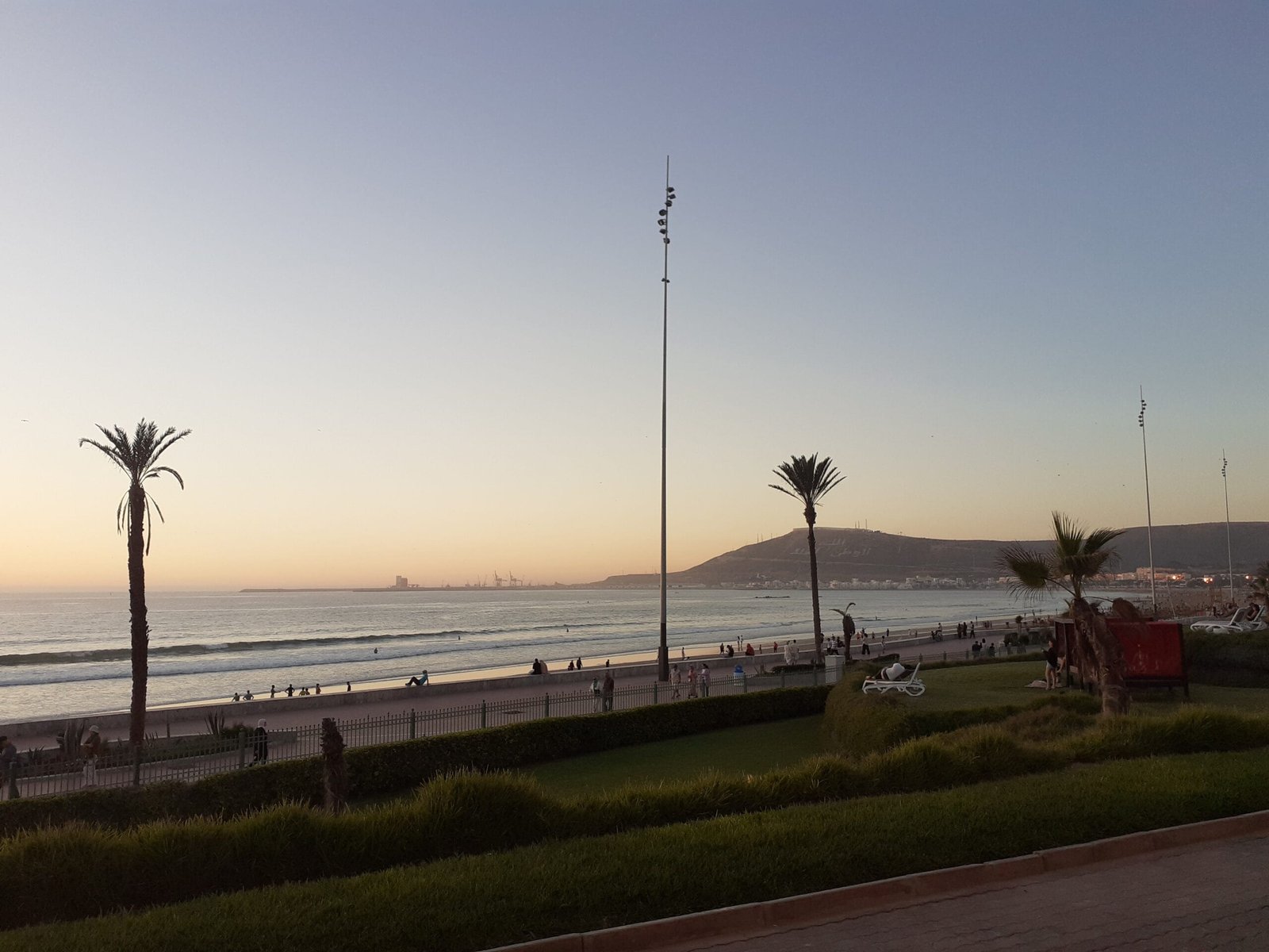 La grande plage de sable et la promenade d'Agadir