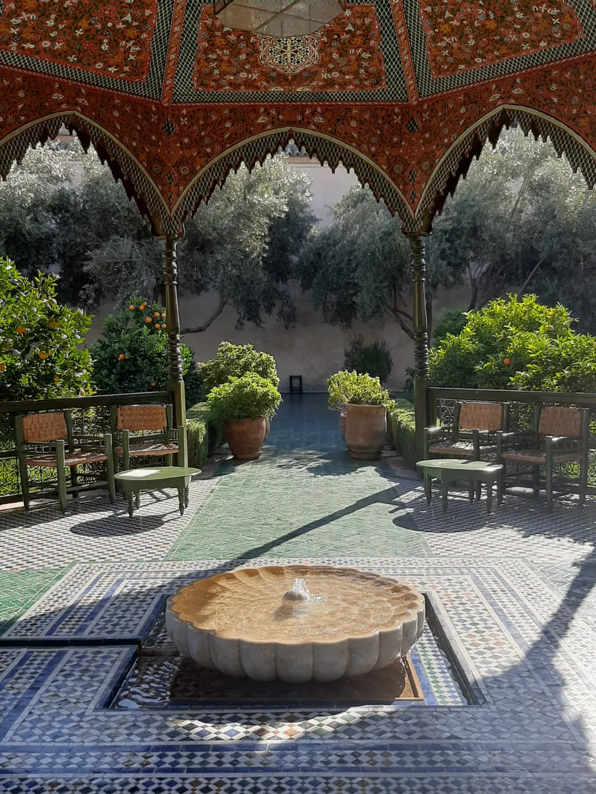 Vegetación y estanque del Jardín Secreto de Marrakech