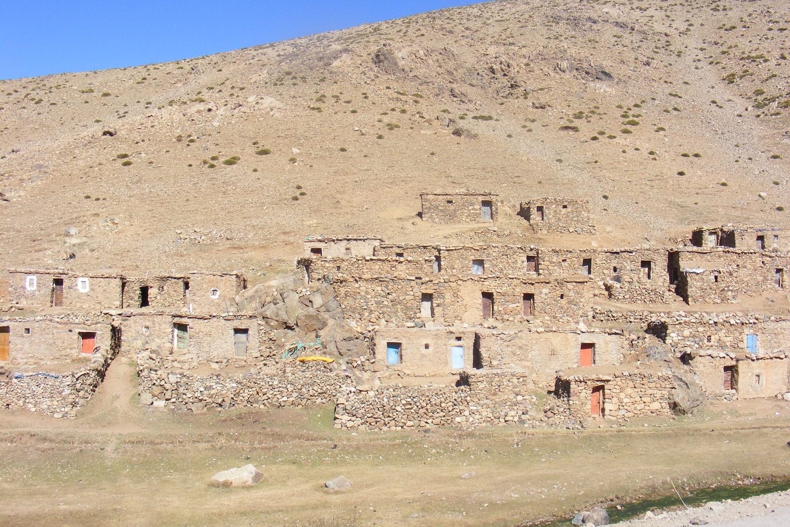 Aldea bereber de piedra en las alturas del valle del Ourika