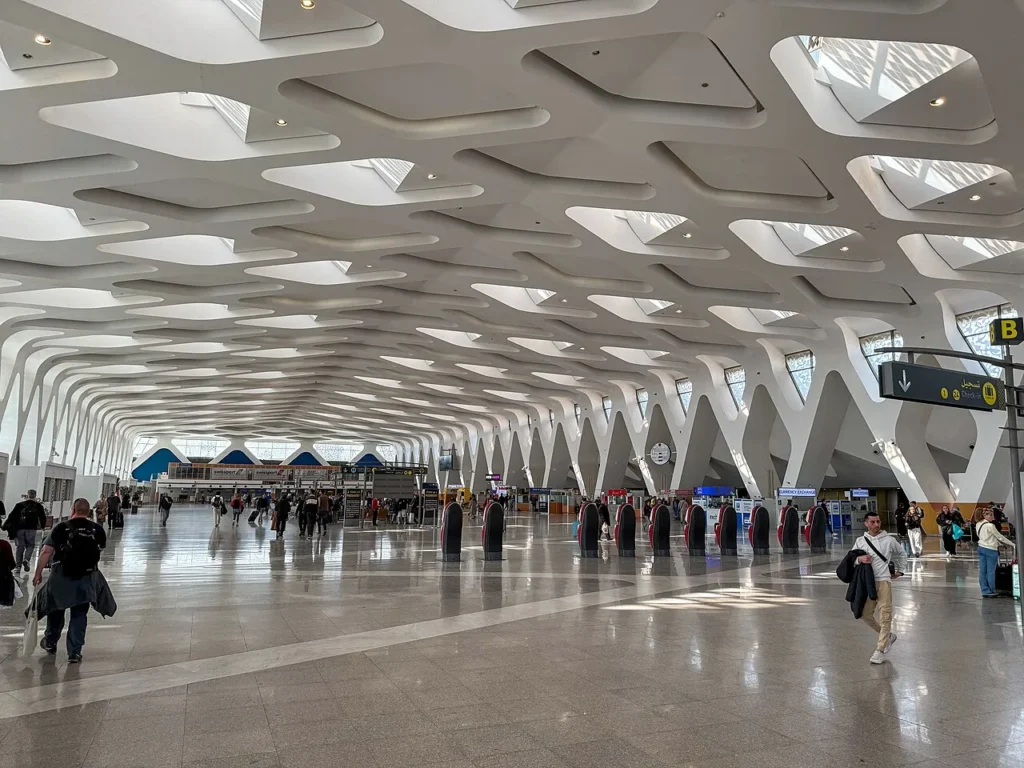 Hall intérieur du terminal de l aéroport de Marrakech, illustration de la douane au Maroc