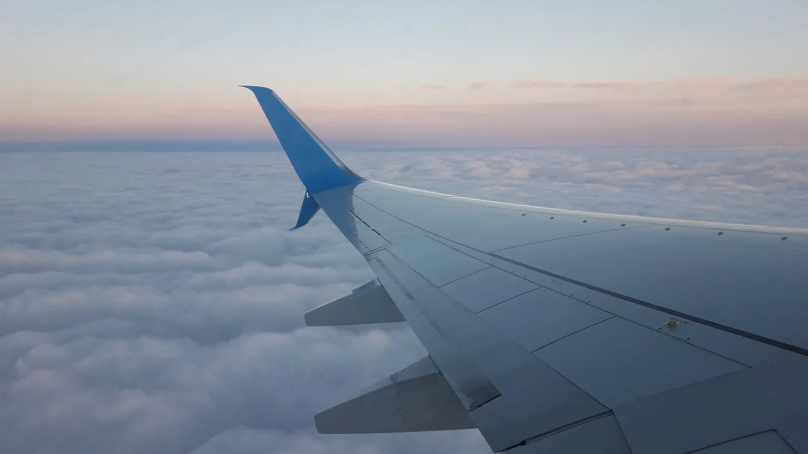 Vue depuis le hublot d'un avion au-dessus des nuages