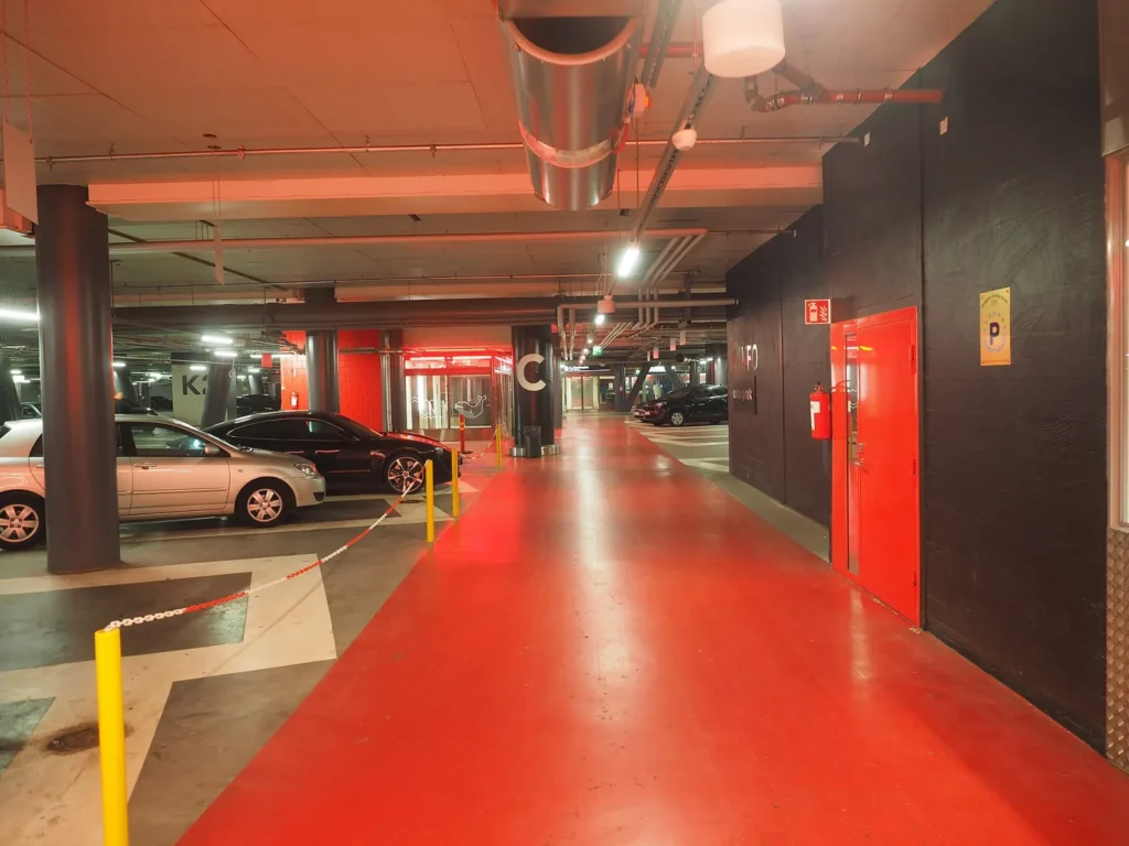 Parkhaus mit abgestellten Autos