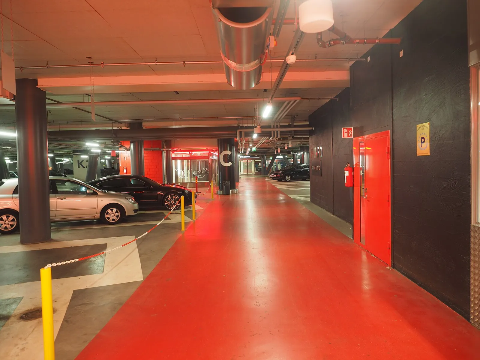 Parkhaus an einem Flughafen