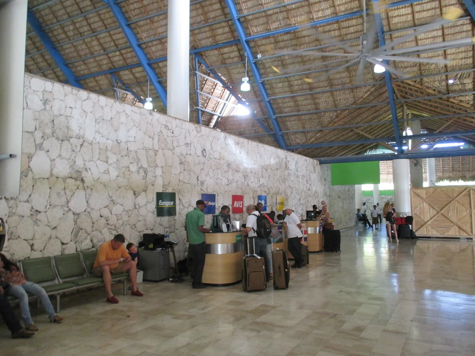Comptoirs de location de voiture à l'aéroport