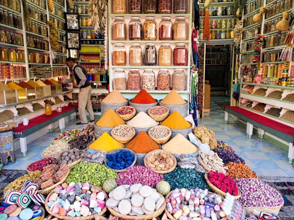 Étals de souvenirs et d'artisanat dans un souk marocain
