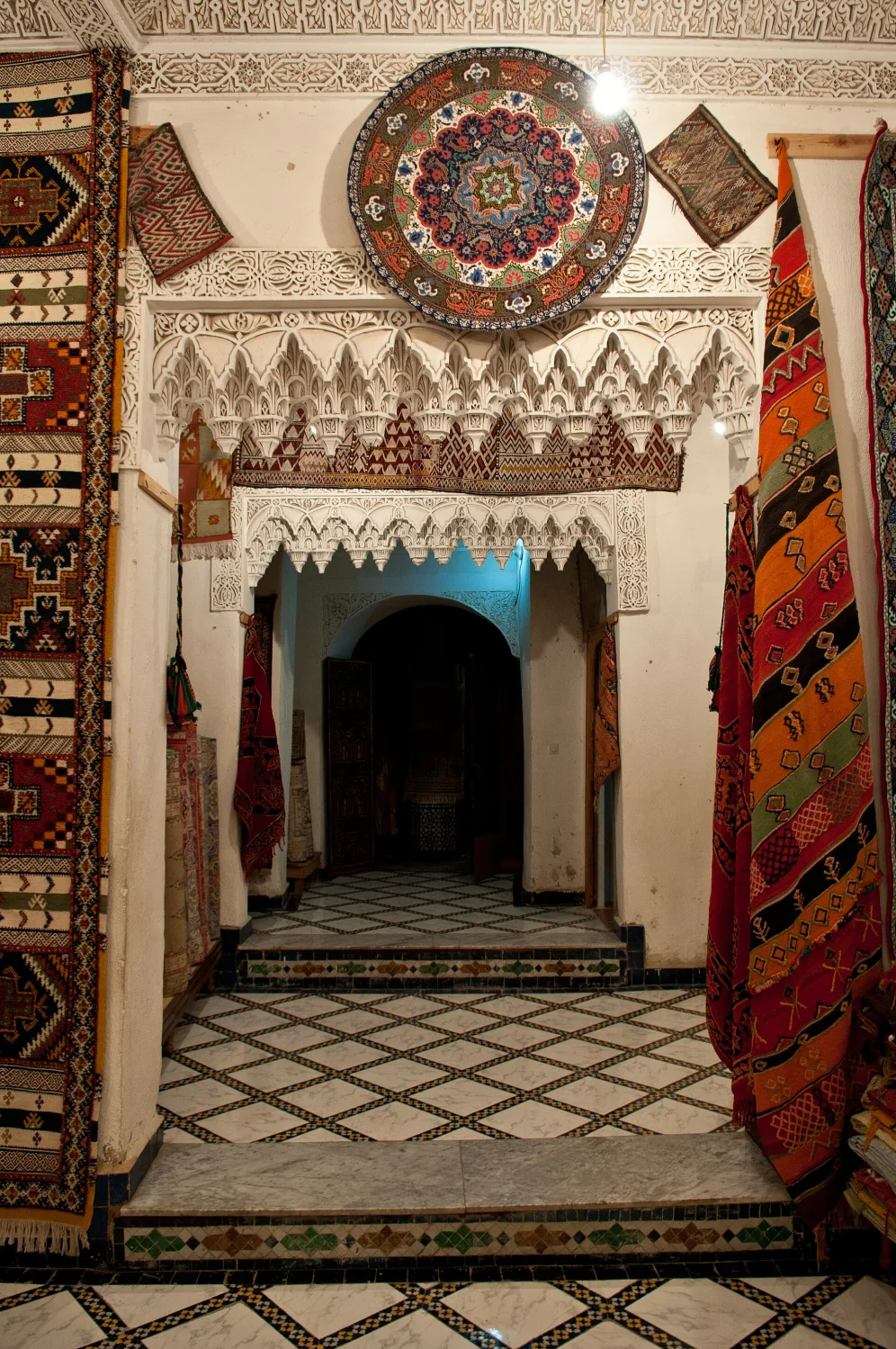 Alfombras y tejidos bereberes de colores, recuerdos de Marruecos