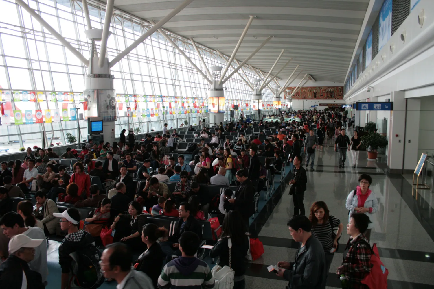 Hall d'un aéroport international bondé de voyageurs à l'arrivée