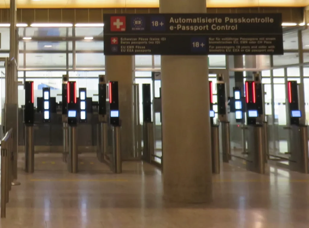 Rangée de portiques biométriques de contrôle des passeports électroniques dans un aéroport