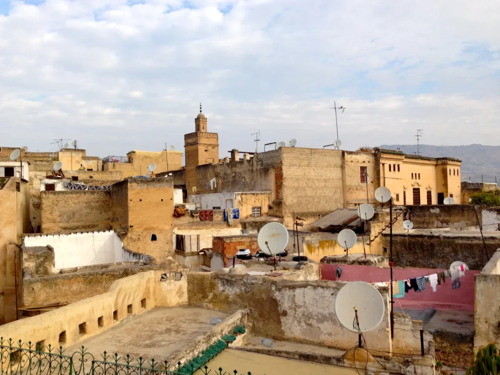 Toits en terrasse et maisons serrées de la médina de Fès el-Bali