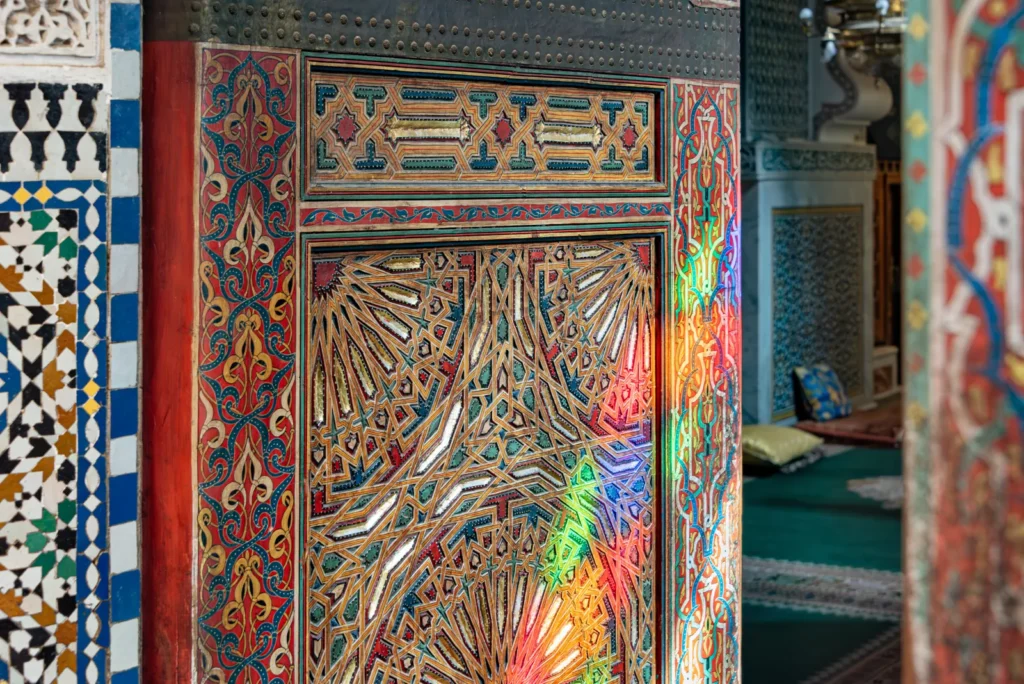 Portes ouvragées de la mosquée Al Quaraouiyine dans une ruelle de Fès