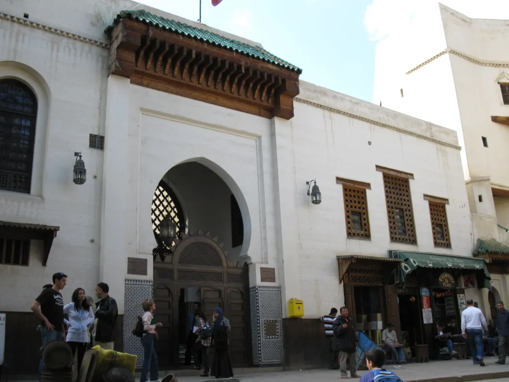 Porte d'entrée de la bibliothèque Al Quaraouiyine sur la place Seffarine à Fès