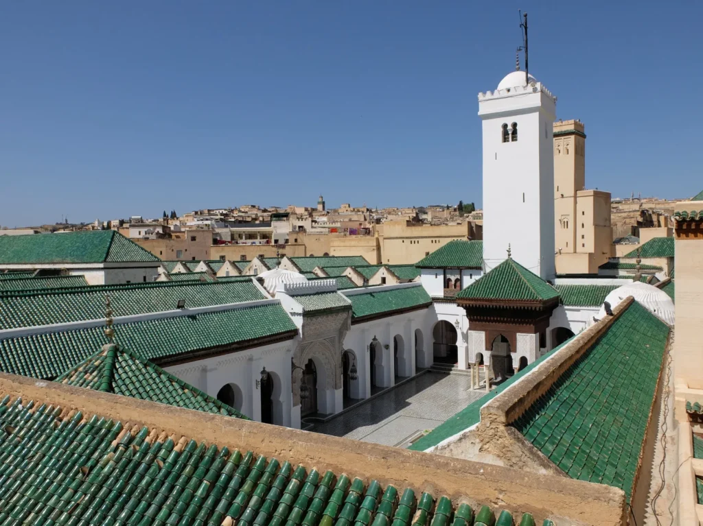 Vue en hauteur sur la cour et les toits verts de la mosquée Al Quaraouiyine à Fès