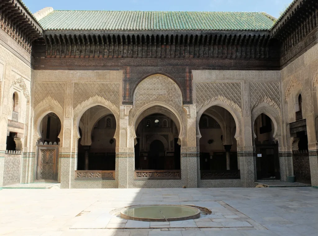 Patio de la madrasa Bou Inania de Fez mirando hacia los arcos abiertos de la sala de oración y el mihrab