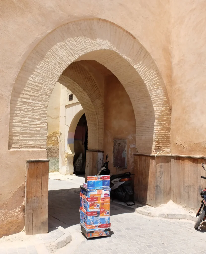 Antica porta di Bab Boujloud a Fes, grande arco in mattoni senza decorazioni in ceramica