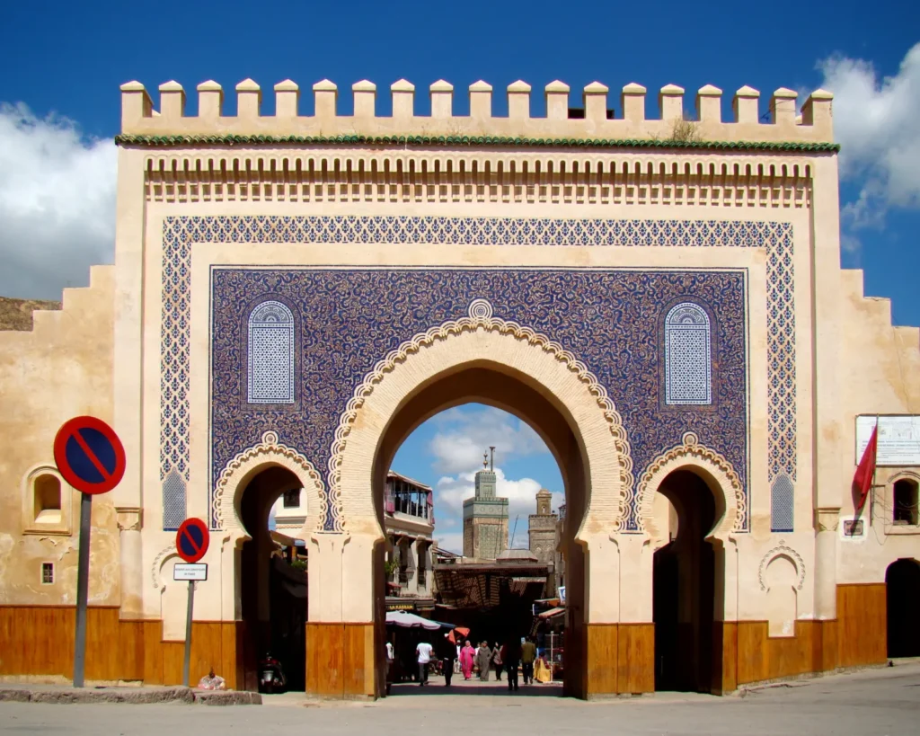 Bab Boujloud, la porta blu di Fes, con le tre arcate a ferro di cavallo e le piastrelle blu
