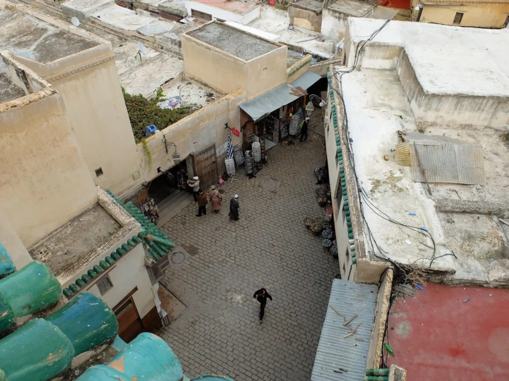 Veduta dall'alto sulla piazza Nejjarine e sui tetti della medina di Fes dalla terrazza del museo Nejjarine