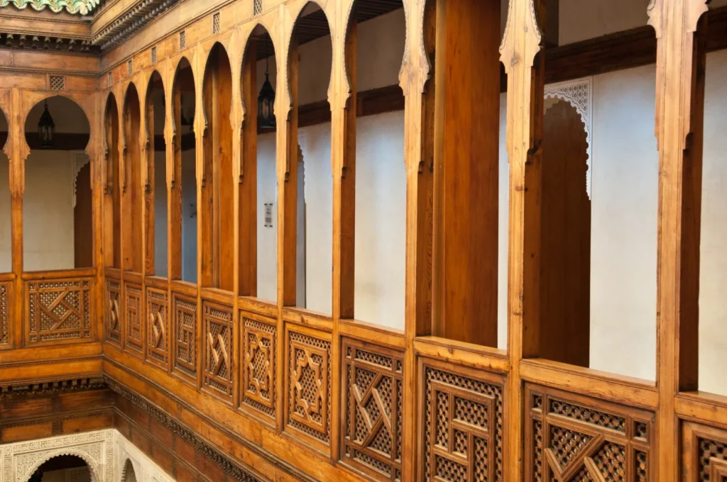 Gallerie in legno intagliato del museo Nejjarine a Fes, con archi e balaustre in moucharabieh attorno al cortile