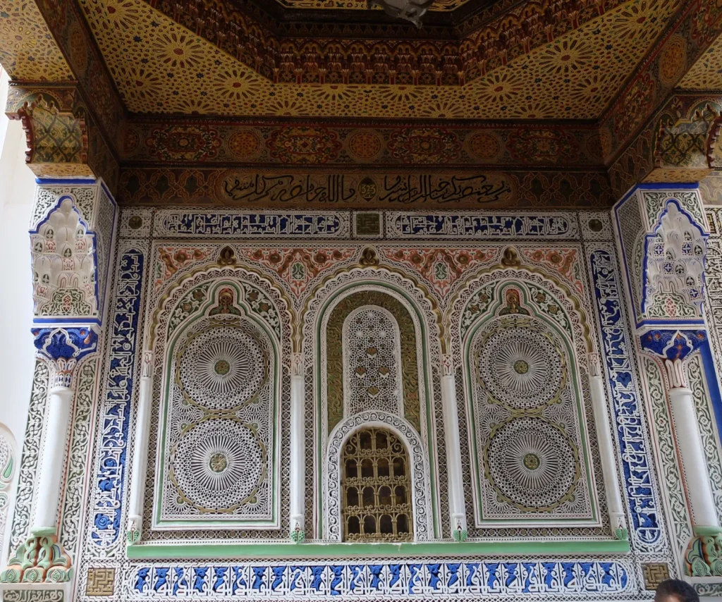 Finestra con grata incorniciata da decorazioni sul muro sud della zaouia Moulay Idriss II, affacciata sulla camera funeraria di Idriss II