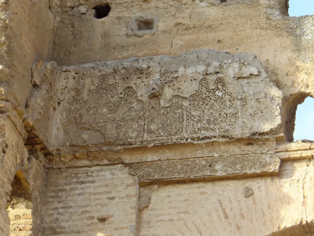 Frammenti di stucco scolpito e di iscrizione araba su una parete interna di una tomba merinide a Fes